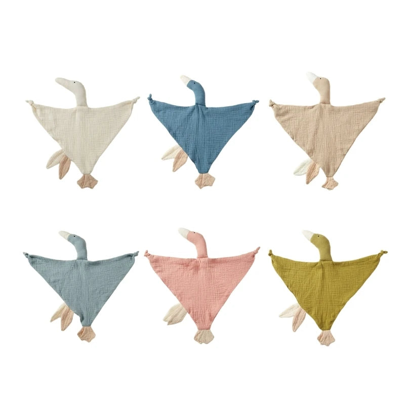 GEORGIA, le doudou oie bébé, se présente en 6 couleurs éclatantes. Son design plat en triangle et ses détails astucieux, tels que deux grandes étiquettes à machouiller et deux noeuds attache tétine aux bouts des ailes avec le bec blanc, en font un doudou magnifique et fonctionnel.