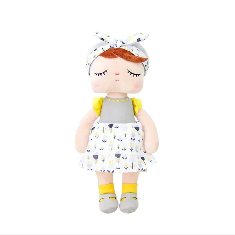 RIMA, la fée dolls, est une compagne enchantée aux détails raffinés. Avec son bonnet gris et son haut élégant, sa jupe fleurie et ses accessoires assortis, elle invite à des aventures féeriques pleines de magie et de tendresse.