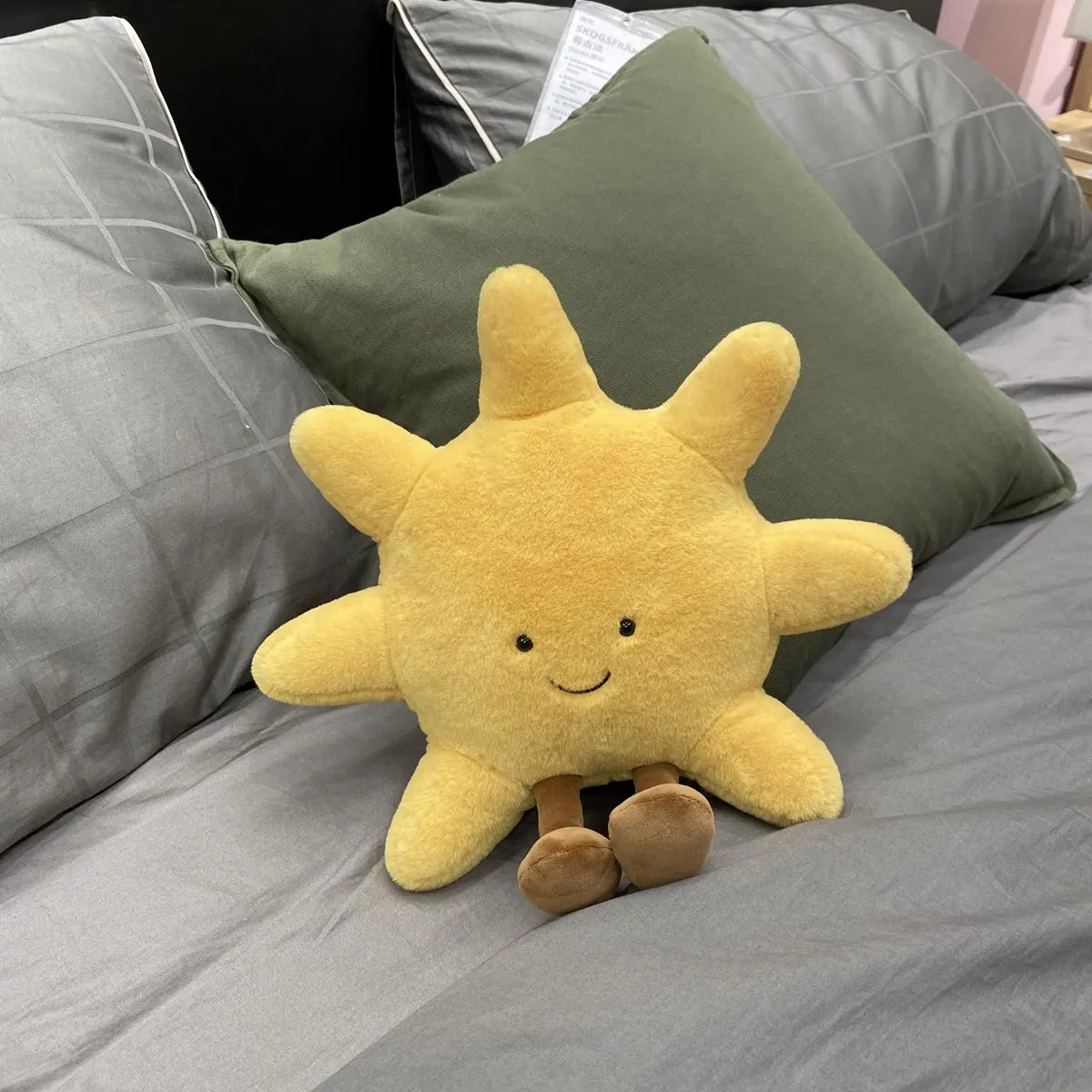 YAHO, le doudou peluche soleil, rayonnant de joie et de douceur. Disponible en deux tailles, environ 30cm et environ 45cm, YAHO apportera une lueur chaleureuse à chaque étreinte.