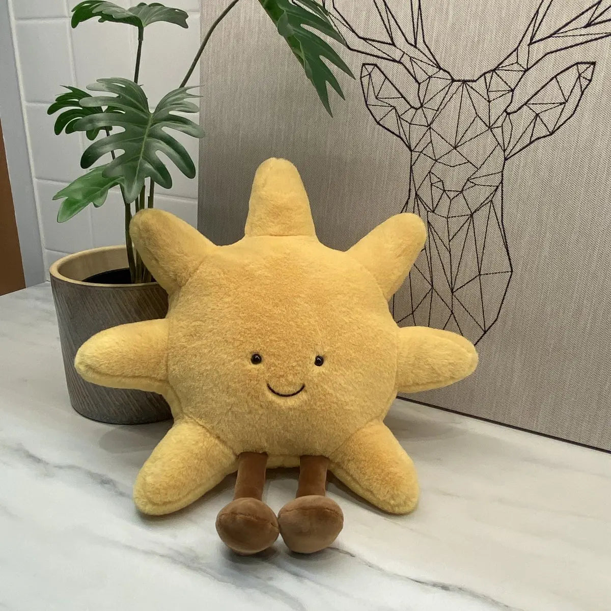 YAHO, le doudou peluche soleil, rayonnant de joie et de douceur. Disponible en deux tailles, environ 30cm et environ 45cm, YAHO apportera une lueur chaleureuse à chaque étreinte.