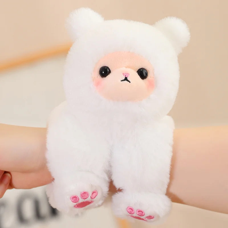 Découvrez PITCH, le mini doudou alpaga, qui se transforme en bracelet pratique pour accompagner bébé partout où il va. Doux, mignon et polyvalent, PITCH est le compagnon parfait pour bébé et maman. Image