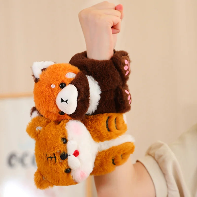  MIPS, le mini doudou bracelet panda roux, qui offre douceur et réconfort à votre bébé tout en étant un accessoire pratique pour les parents. Avec sa taille compacte et sa polyvalence, MIPS est parfait pour accompagner bébé partout où il va.