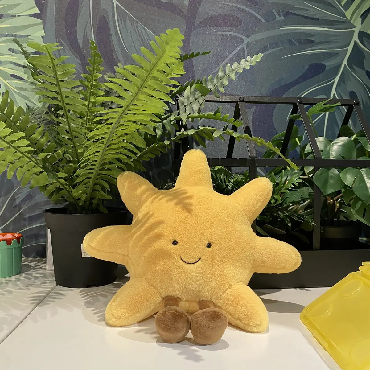 YAHO, le doudou peluche soleil, rayonnant de joie et de douceur. Disponible en deux tailles, environ 30cm et environ 45cm, YAHO apportera une lueur chaleureuse à chaque étreinte.