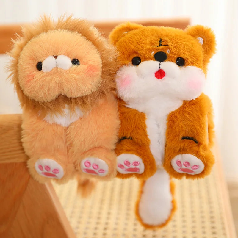 un doudou lion et un doudou tigre sur le bras d'un fauteuil Image