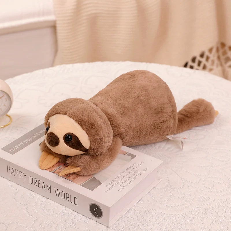 MARIE, le doudou peluche paresseux XL, disponible en trois tailles : 45cm, 60cm et 70cm. Avec son allure adorable et sa douceur irrésistible, MARIE est le compagnon idéal pour les câlins et les moments de détente.
