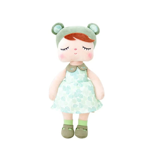 JUDITH, la fée dolls, est une compagne enchantée aux détails inspirés de la nature. Avec son bonnet orné d'oreilles d'ours et d'imprimés de feuilles, sa robe délicate et ses accessoires assortis, elle incarne l'harmonie et la douceur de l'environnement naturel.