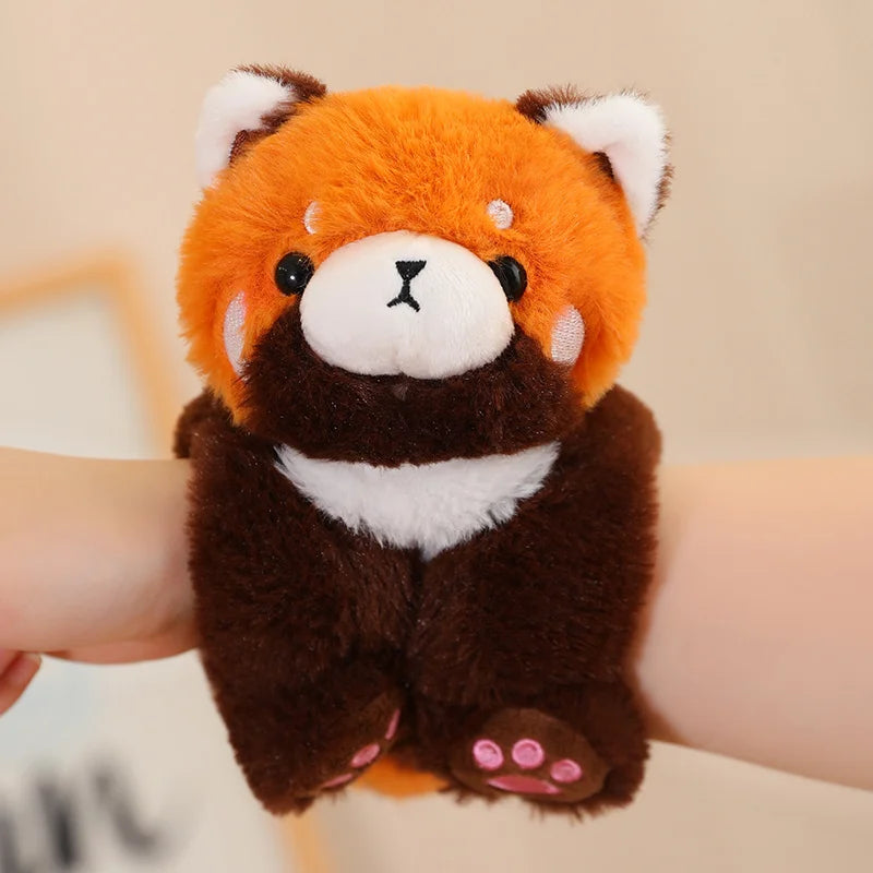  MIPS, le mini doudou bracelet panda roux, qui offre douceur et réconfort à votre bébé tout en étant un accessoire pratique pour les parents. Avec sa taille compacte et sa polyvalence, MIPS est parfait pour accompagner bébé partout où il va.