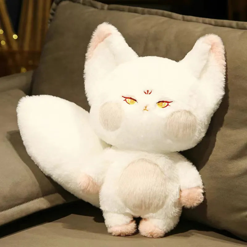  ALI, le doudou peluche renard aux multiples couleurs éclatantes et aux yeux d'or étincelants. Disponible en deux tailles, 60cm et 100cm, ALI apportera une touche de magie à chaque étreinte.