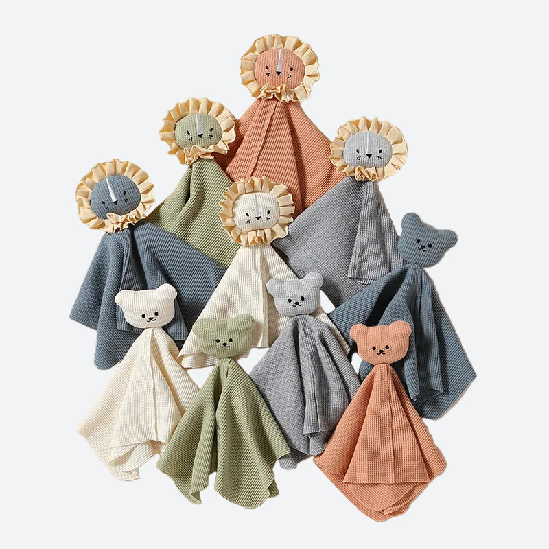 CLÉMENT, le doudou ours plat, séduit par sa texture coton super douce et ses 5 couleurs éclatantes. Son format carré de petit gabarit en fait le compagnon idéal pour les câlins et les moments de réconfort.ici accompagné du doudou lion de la même collection.