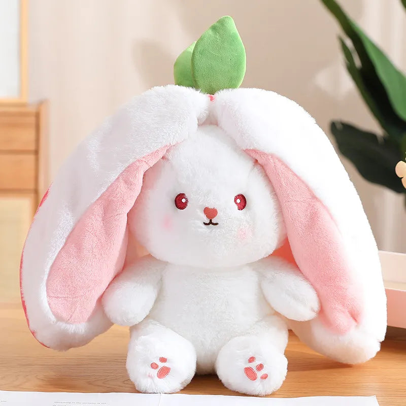 AMANDINE, la peluche lapin fraise aux multiples dimensions (20-25cm, 30-35cm, 40-45cm). Un jouet magique qui offre le choix entre un lapin câlin et une fraise délicieuse.