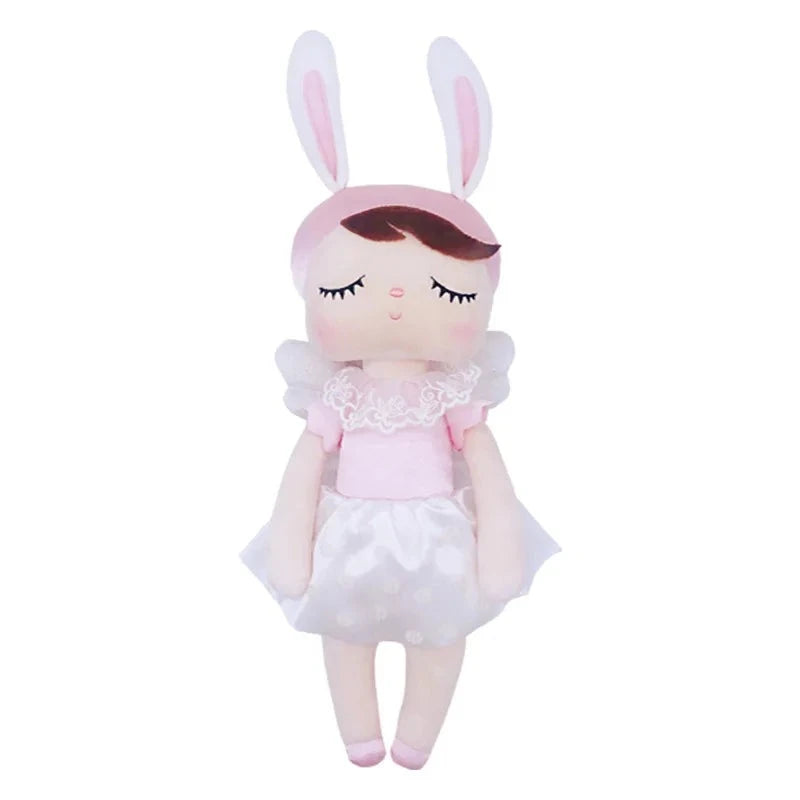 JESSICA, le doudou fée Dolls, est une compagne magique conçue pour éveiller l'imagination de votre enfant. Avec sa robe de princesse blanche et ses oreilles de lapin blanches et roses, cette adorable fée de 34 cm deviendra rapidement le meilleur ami de votre petit(e), lui offrant confort et enchantement tout au long de la journée.