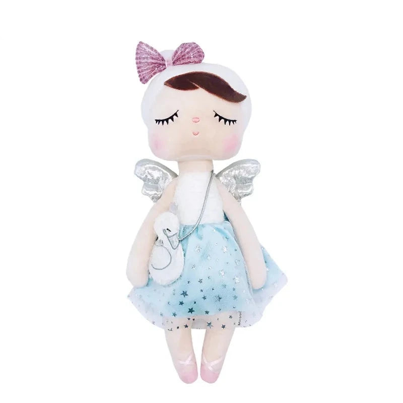 CAROLINE, la fée dolls brune, est une compagne féerique au charme envoûtant. Avec son bonnet blanc et son sac en bandoulière, ses ailes argentées dans le dos et sa robe bleue ornée de tulle et d'étoiles, elle évoque la magie et l'élégance. Parfaite pour des aventures enchantées et des moments de tendresse. Image