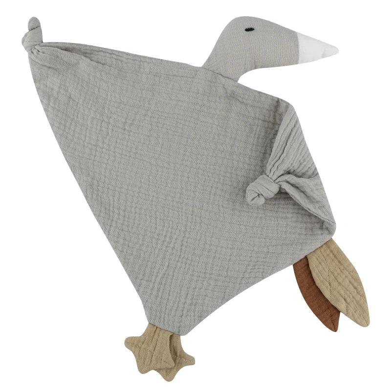 doudou gaze de coton oie, se présente en 9 couleurs éclatantes. Son design plat en triangle et ses détails astucieux, tels que deux grandes étiquettes à machouiller et deux noeuds attache tétine aux bouts des ailes avec le bec blanc et des pattes palmées, en font un doudou magnifique et fonctionnel, conçu dans une délicate gaze de coton.
