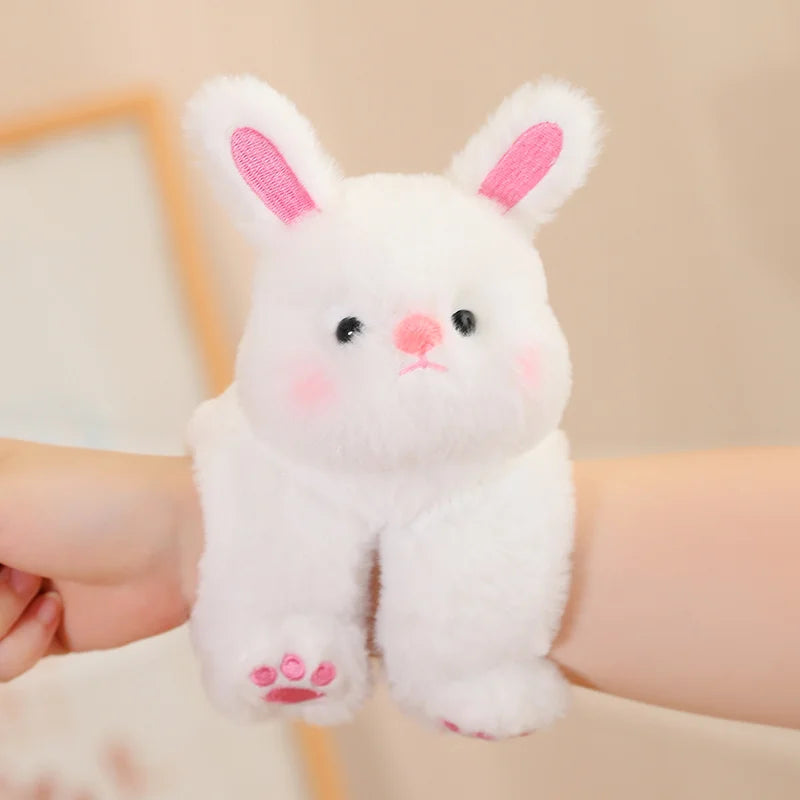 Découvrez BIDOCHE, le mini doudou lapin bracelet, un compagnon mignon et pratique pour votre bébé. Doux, câlin et polyvalent, BIDOCHE peut être porté comme un bracelet ou attaché à divers équipements pour bébé, offrant ainsi un réconfort constant à votre petit lors de ses déplacements. Image