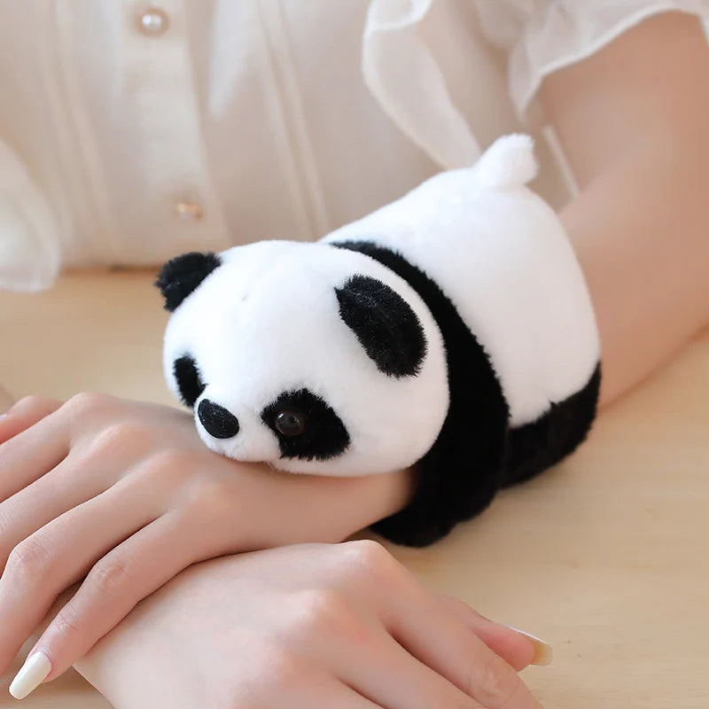 Découvrez TRITA, le mini doudou panda bracelet, un compagnon de jeu adorable et polyvalent pour votre bébé. Avec ses yeux en billes et son design mignon, TRITA peut être porté comme un bracelet ou attaché à divers équipements pour bébé, offrant réconfort et amusement où que vous alliez. porté au bras