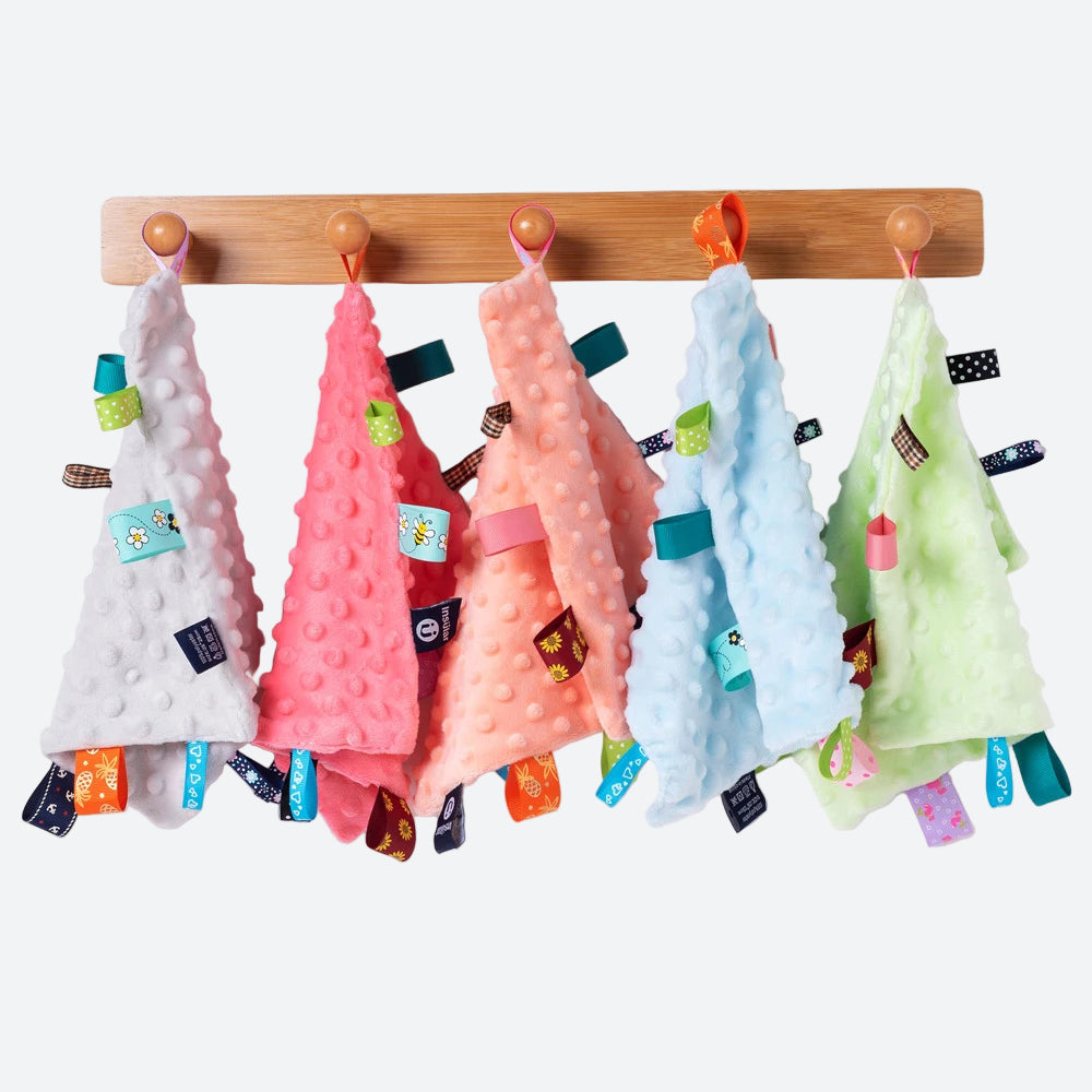 lot de 5 Doudous carré - COLORIA différents suspendu à un porte manteau