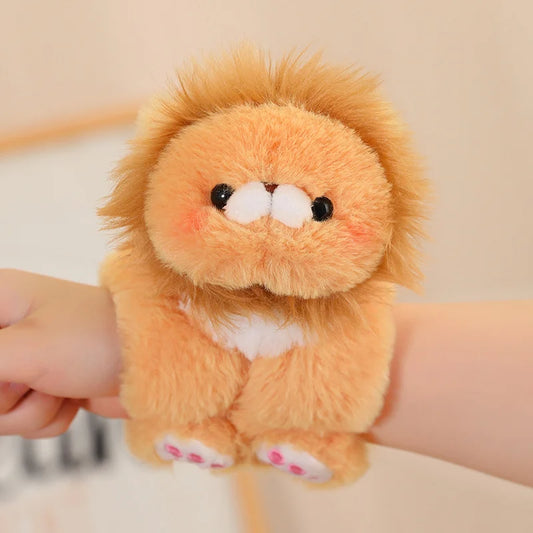 Faites la connaissance de ROYA, le mini doudou lion bracelet, un compagnon mignon et pratique pour votre bébé. Avec sa douce fourrure et son allure majestueuse, ROYA peut être porté comme un bracelet ou attaché à divers équipements pour bébé, offrant ainsi réconfort et sécurité lors de ses déplacements.