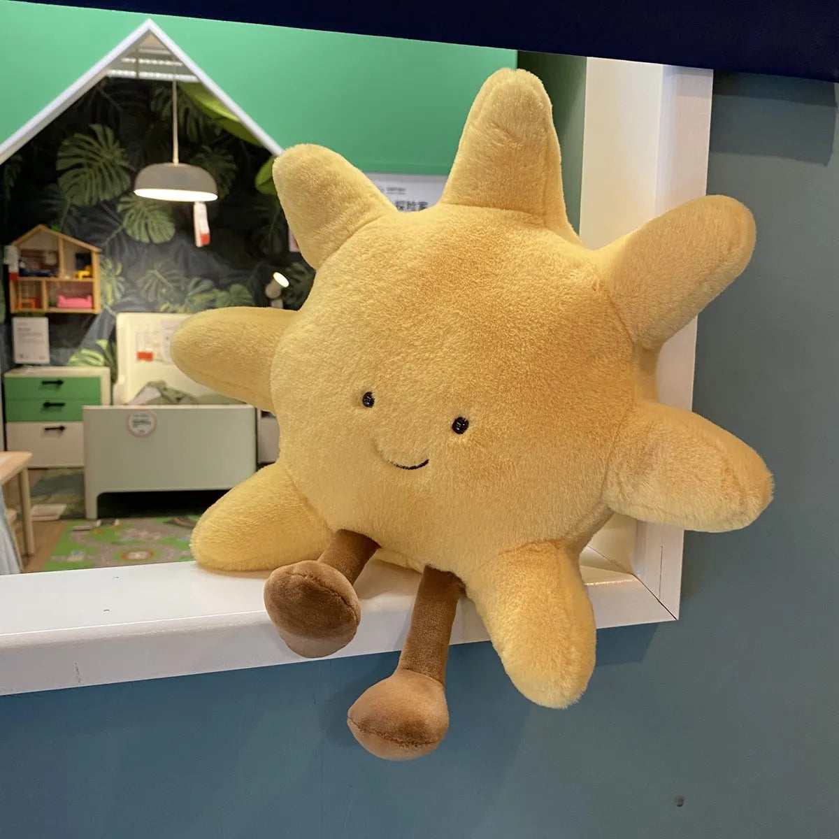 YAHO, le doudou peluche soleil, rayonnant de joie et de douceur. Disponible en deux tailles, environ 30cm et environ 45cm, YAHO apportera une lueur chaleureuse à chaque étreinte. Image