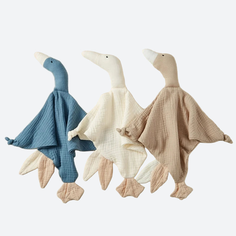 GEORGIA, le doudou oie bébé, se présente en 6 couleurs éclatantes. Son design plat en triangle et ses détails astucieux, tels que deux grandes étiquettes à machouiller et deux noeuds attache tétine aux bouts des ailes avec le bec blanc, en font un doudou magnifique et fonctionnel.
