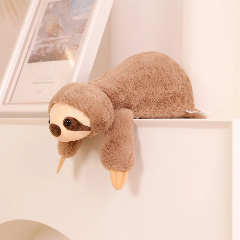 MARIE, le doudou peluche paresseux XL, disponible en trois tailles : 45cm, 60cm et 70cm. Avec son allure adorable et sa douceur irrésistible, MARIE est le compagnon idéal pour les câlins et les moments de détente.