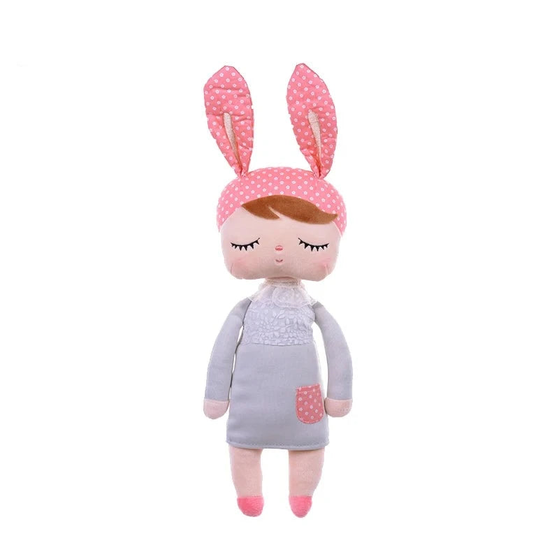 SUZANNA, le doudou fée Dolls de 34 cm, est une compagne féerique qui apportera réconfort et magie à votre enfant. Avec ses oreilles de lapin rose à pois blancs, sa combinaison bleu mauve et ses ballerines roses, cette adorable fée deviendra rapidement le compagnon idéal pour des aventures enchantées.