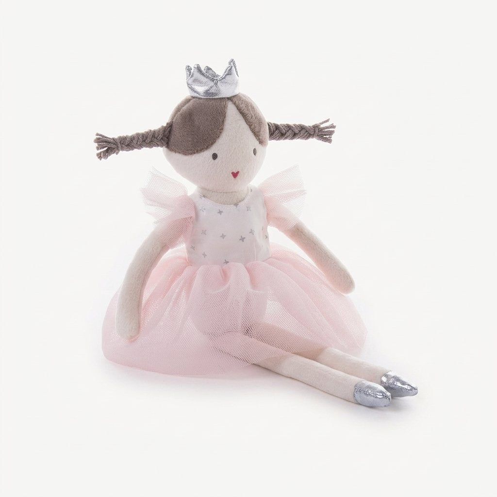 Poupée ballerine assise de trois quarts, chaussons argentés