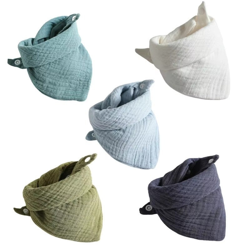 Cinq bavoirs bandana en coton gaufré, bleus et vert