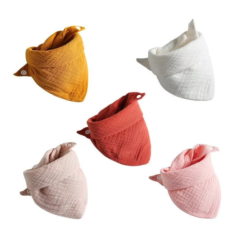 Cinq bavoirs bandana en coton gaufré, roses et moutarde