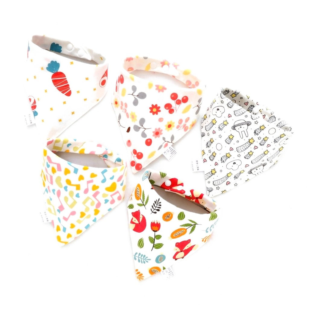 Cinq bavoirs bandana imprimés fleurs et fruits