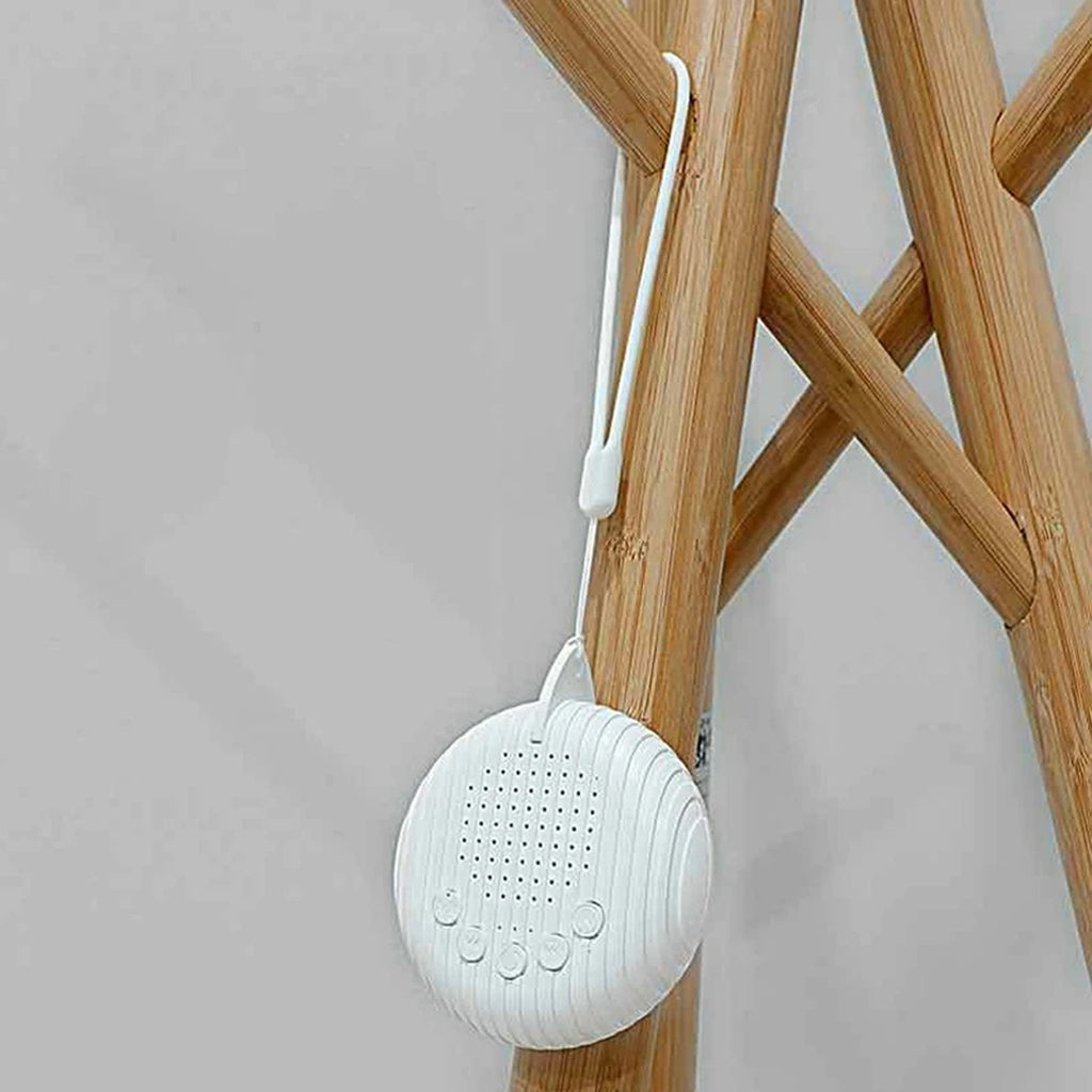 Machine à bruit blanc suspendue à un portemanteau en bois