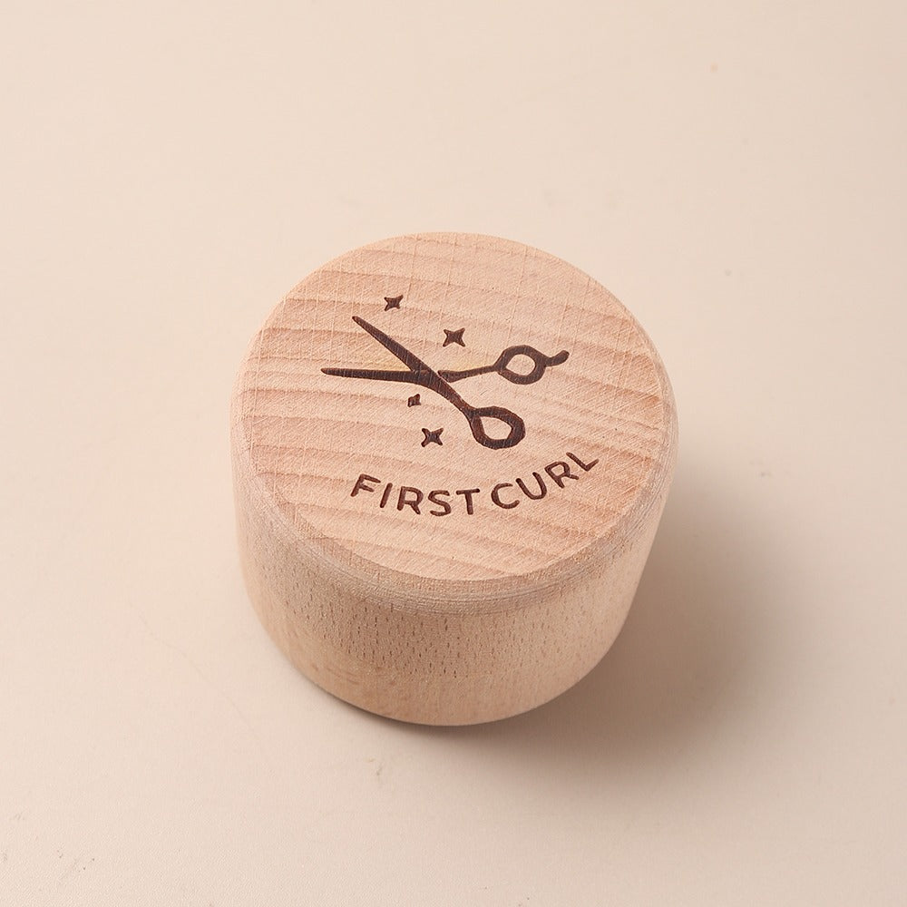 Boîte en bois gravée de ciseaux pour la première mèche