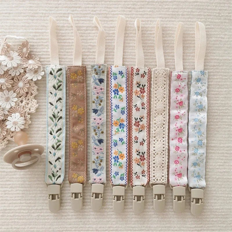 Attaches tétine ruban brodé dans plusieurs motifs
