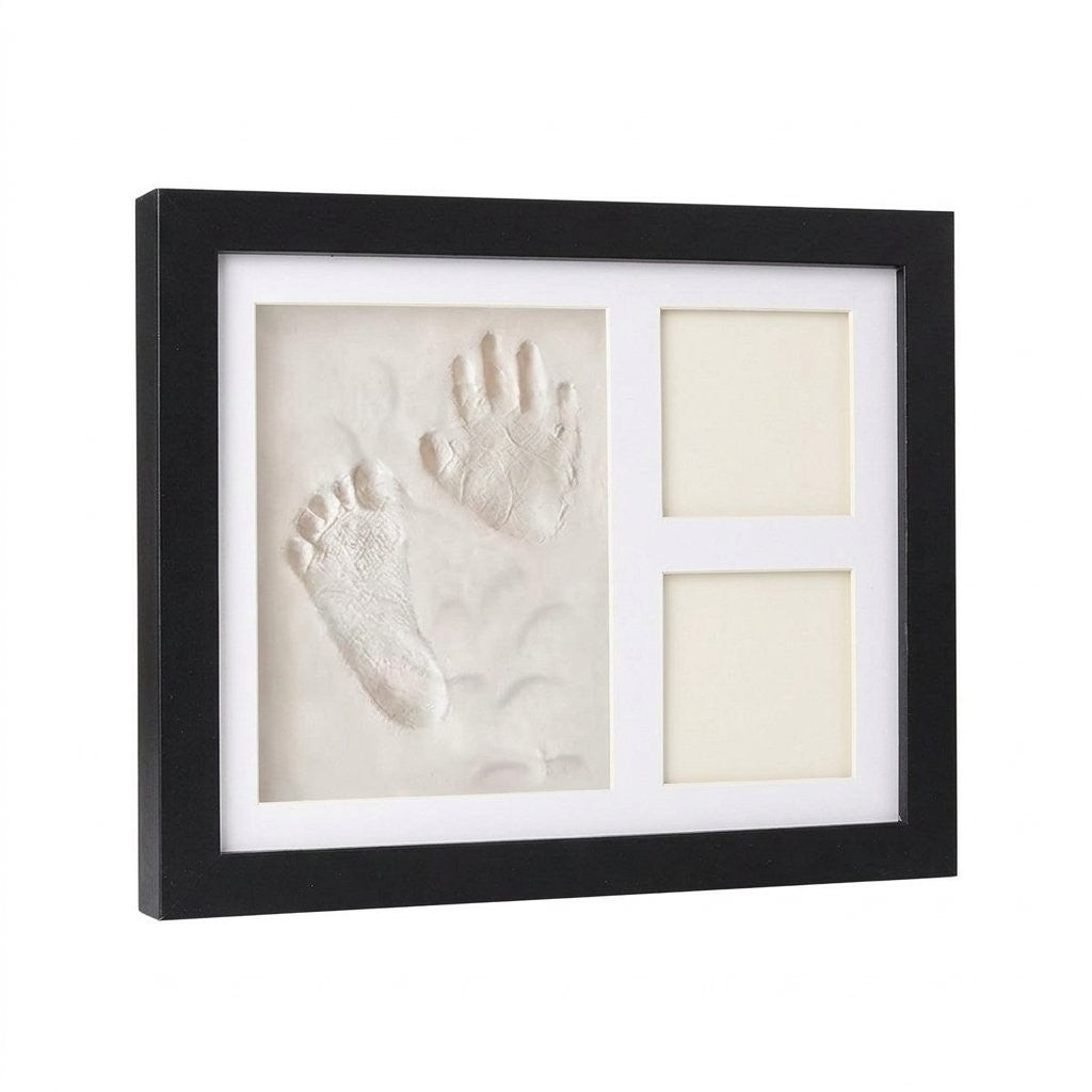 Cadre empreinte bébé noir avec empreinte de main et de pied en pâte blanche et deux fenêtres photo