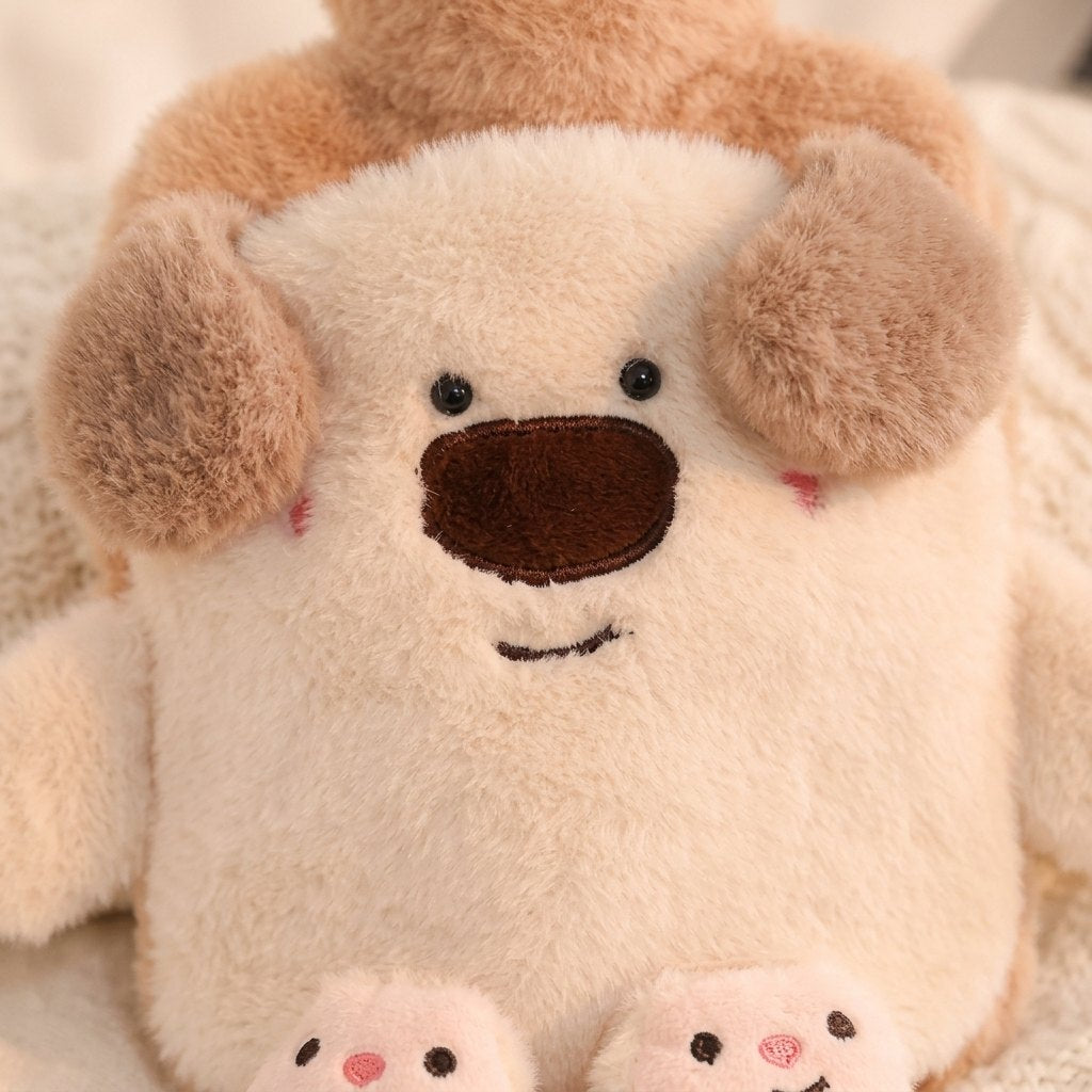 Détail du visage brodé de la bouillotte chien