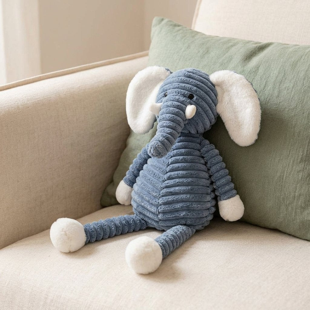 Peluche éléphant en velours côtelé sur un canapé