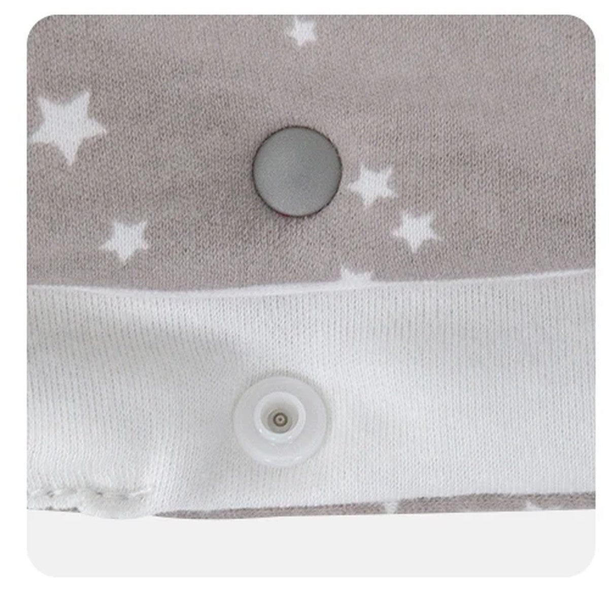 Détail d'un bouton-pression du nid d'ange cosy