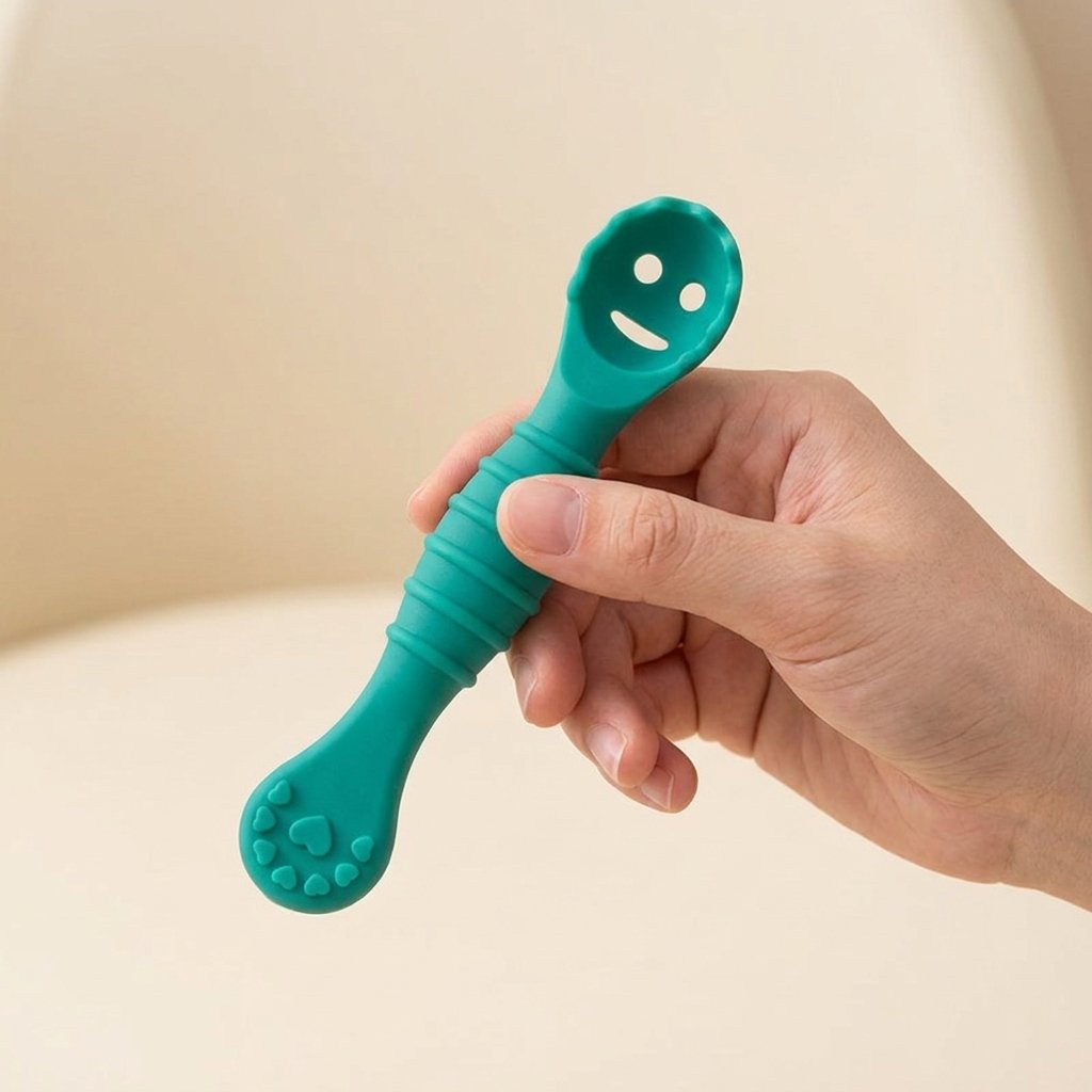 Cuillère d'apprentissage tenue à la main