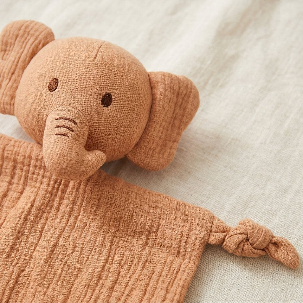 Détail de la tête et de la trompe du doudou éléphant