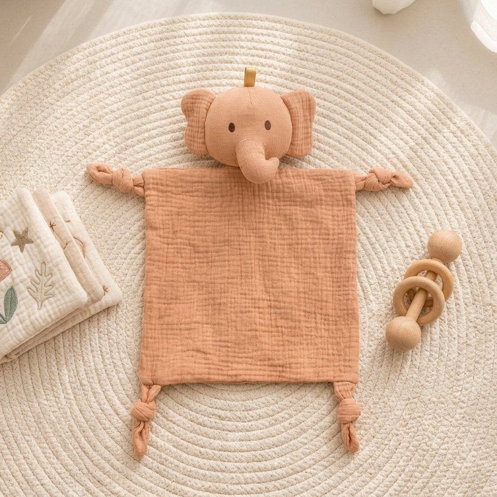 Doudou éléphant sur un tapis de jeu