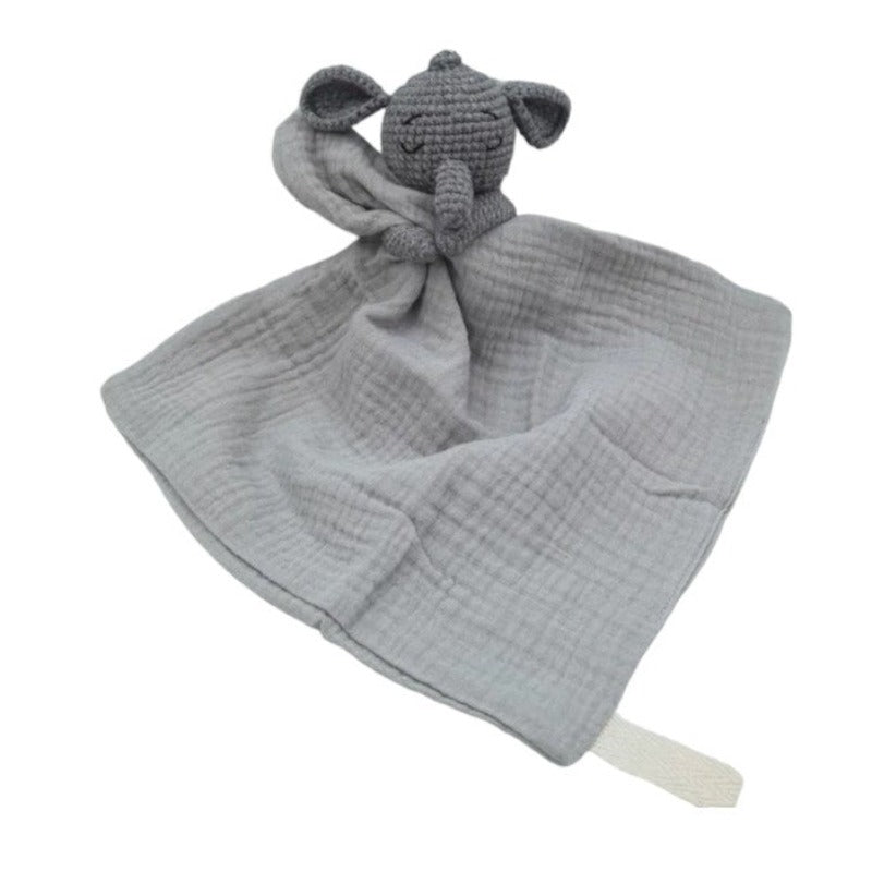 FABIO est un adorable doudou plat représentant un éléphant au crochet. Il tient un carré de tissu gaze de coton ou mouchoir entre ses pattes, offrant confort et réconfort à votre enfant. Disponible en plusieurs coloris de mouchoir : orange, vert et gris. GRIS