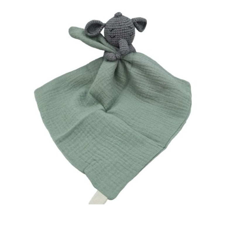 FABIO est un adorable doudou plat représentant un éléphant au crochet. Il tient un carré de tissu gaze de coton ou mouchoir entre ses pattes, offrant confort et réconfort à votre enfant. Disponible en plusieurs coloris de mouchoir : orange, vert et gris. VERT