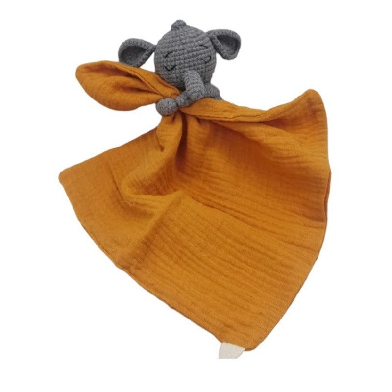 FABIO est un adorable doudou plat représentant un éléphant au crochet. Il tient un carré de tissu gaze de coton ou mouchoir entre ses pattes, offrant confort et réconfort à votre enfant. Disponible en plusieurs coloris de mouchoir : orange, vert et gris. ORANGE