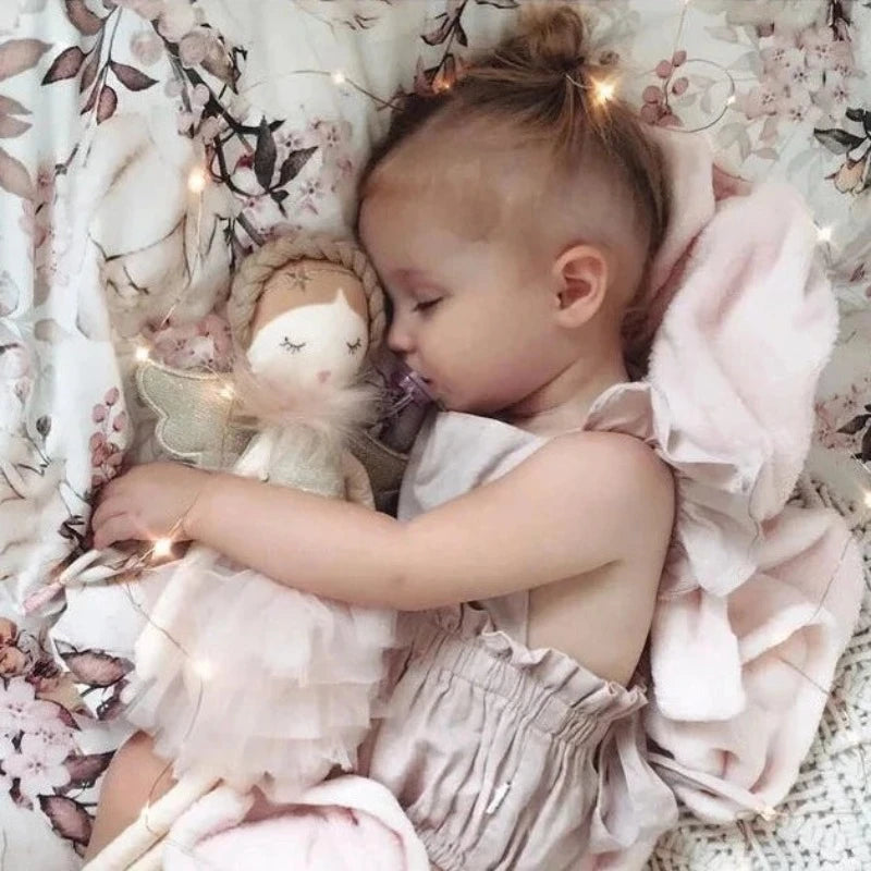 Une enfant dormant avec son doudou fe