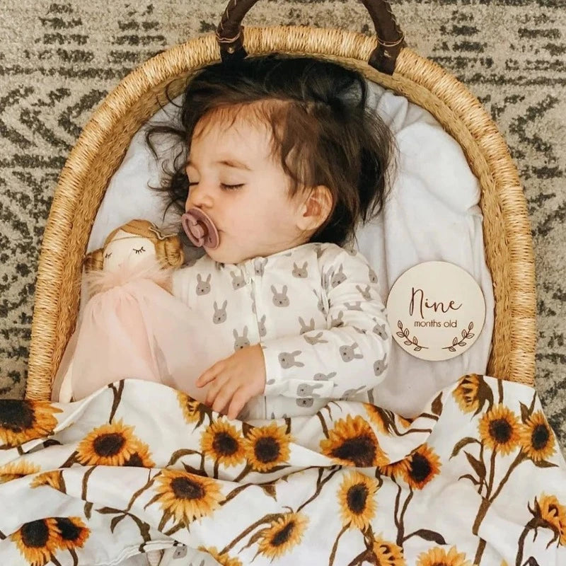 Un enfant dormant avec son doudou fée