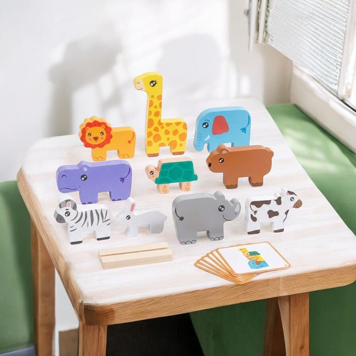 Jeu d'équilibre animaux sur une table d'enfant Image