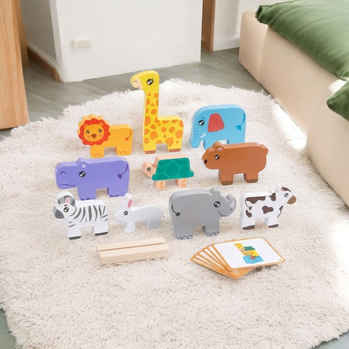 Animaux en bois et carte modèle sur un tapis