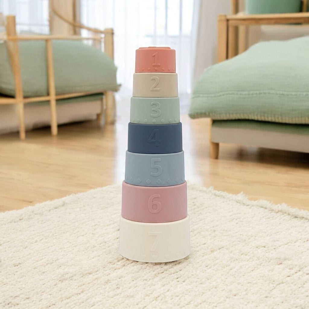 Tour de gobelets sur un tapis crème