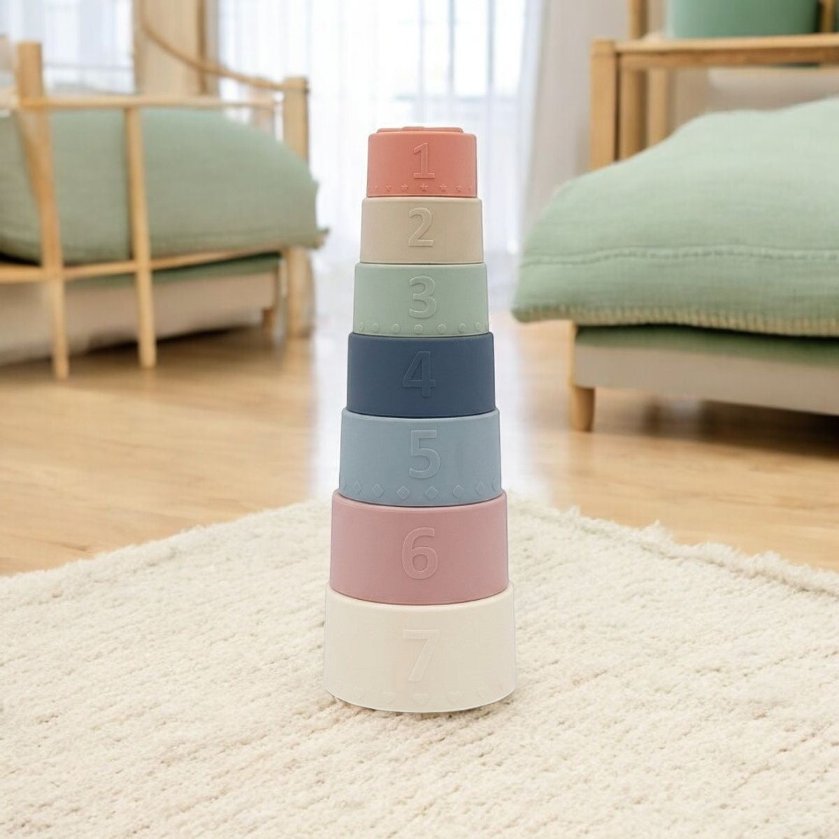 Tour de gobelets sur un tapis crème