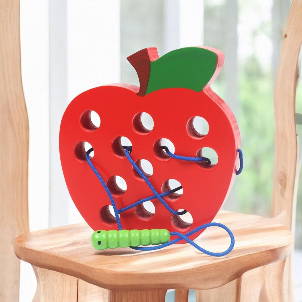 Pomme à lacer posée sur une chaise en bois