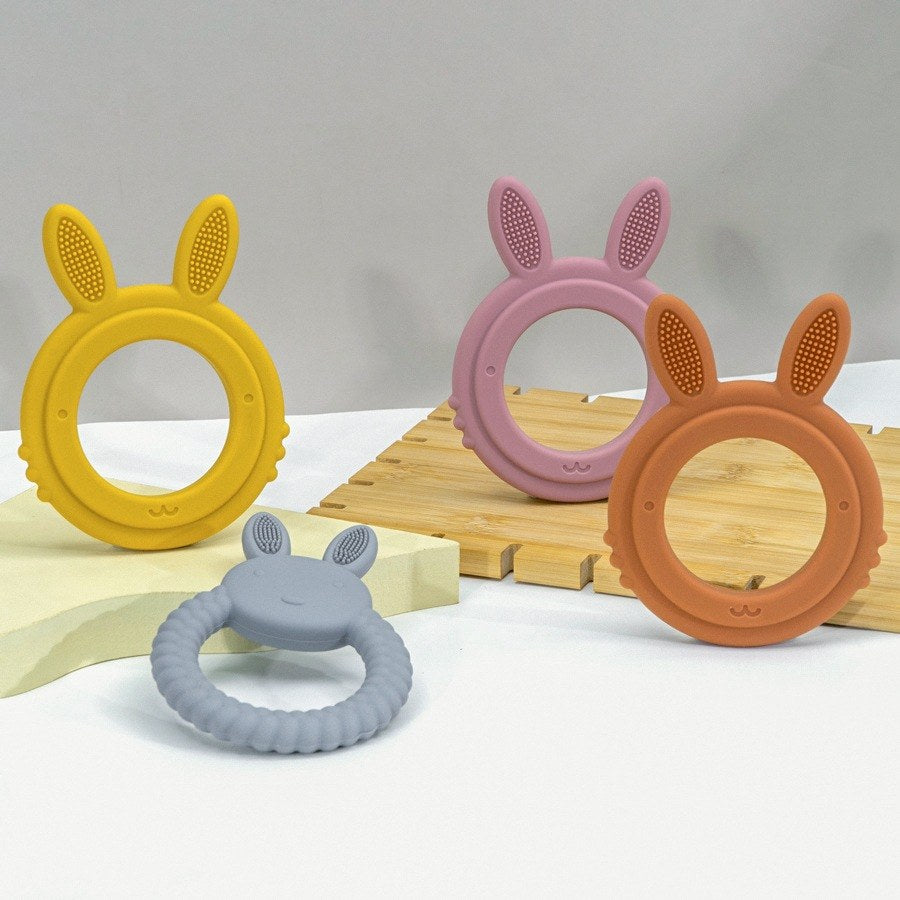 Anneaux de dentition lapin de plusieurs couleurs sur une table